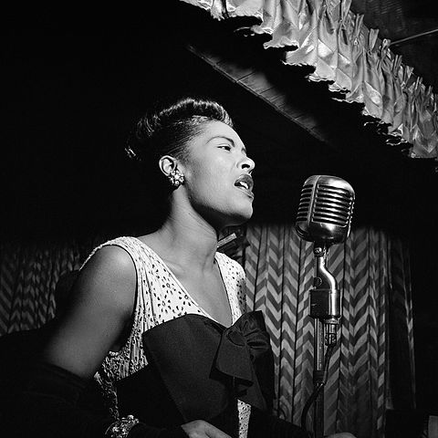 480px-Billie_Holiday,_Downbeat,_New_York,_N.Y.,_ca._Feb._1947_(William_P._Gottlieb_04251)