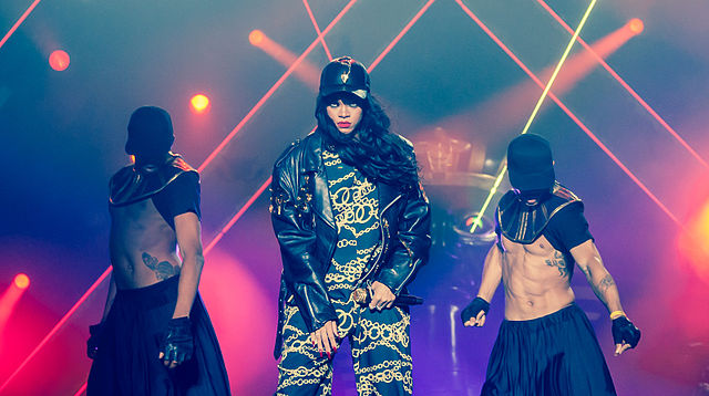 640px-Rihanna_with_dancers_live_at_Kollen_Music_Festival_2012-2